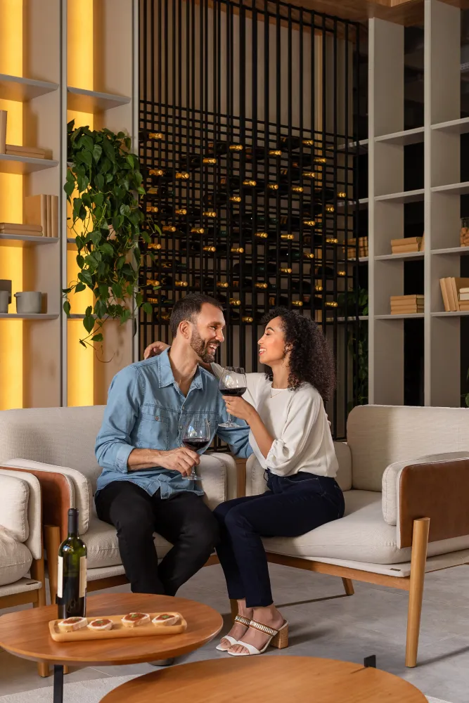 A adega traz charme ao ambiente e praticidade para quem quer ter um bar em casa.