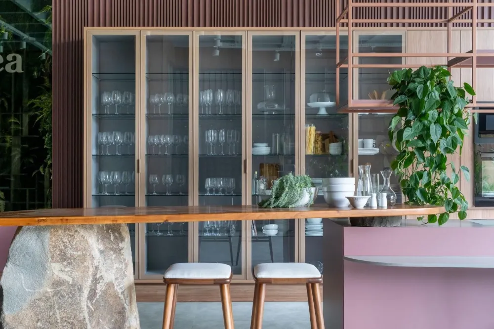 As bancadas e ilhas servem como um elemento que separa a sala da cozinha.