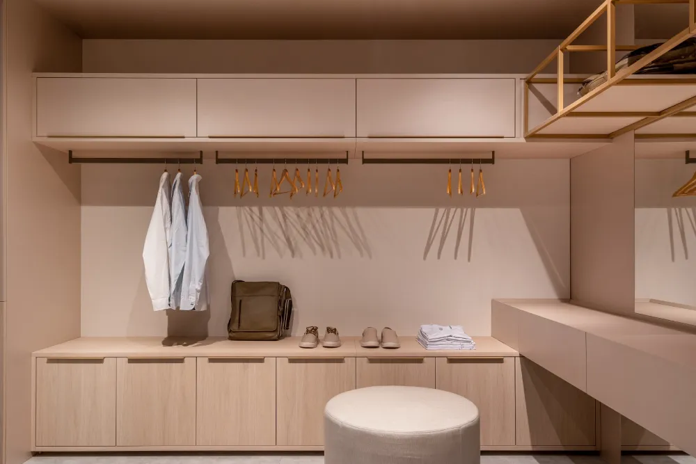 A iluminação torna o closet mais funcional e fácil de usar.