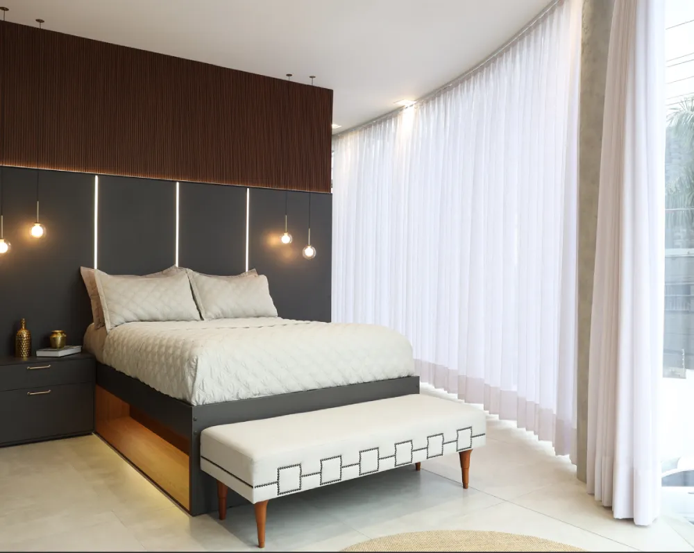 A cama é o centro do dormitório.