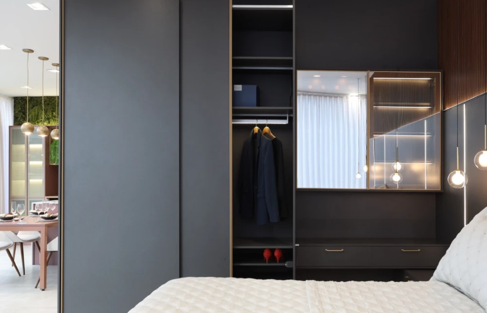 Um closet deve ser pensado especificamente para atender às suas necessidades de armazenamento de roupas, calçados e acessórios. Por isso, planeje com cuidado.