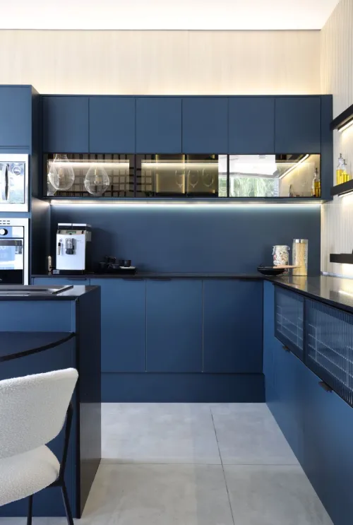 Cozinha com decoração retrô na paleta azul