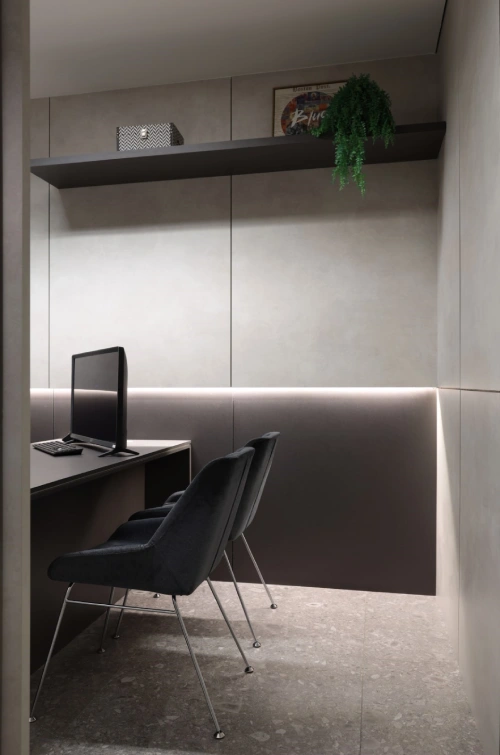 Uma iluminação bem planejada transforma seu home office, aumentando o conforto e a produtividade.