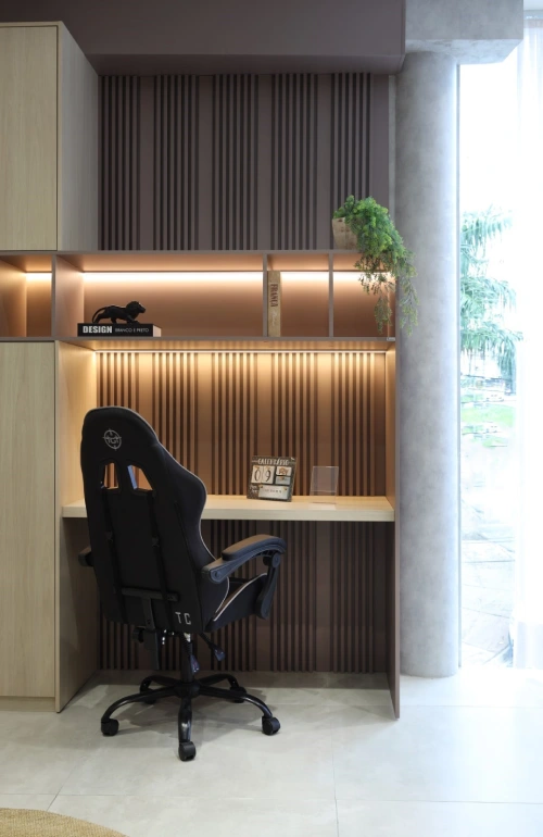 A luz natural combinada com luminárias estratégicas cria um ambiente de trabalho funcional e aconchegante.