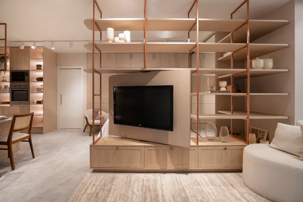 Invista em estantes com curvas suaves e estrutura vazada, que dividem os ambientes com leveza e sofisticação e valorizam o design contemporâneo.