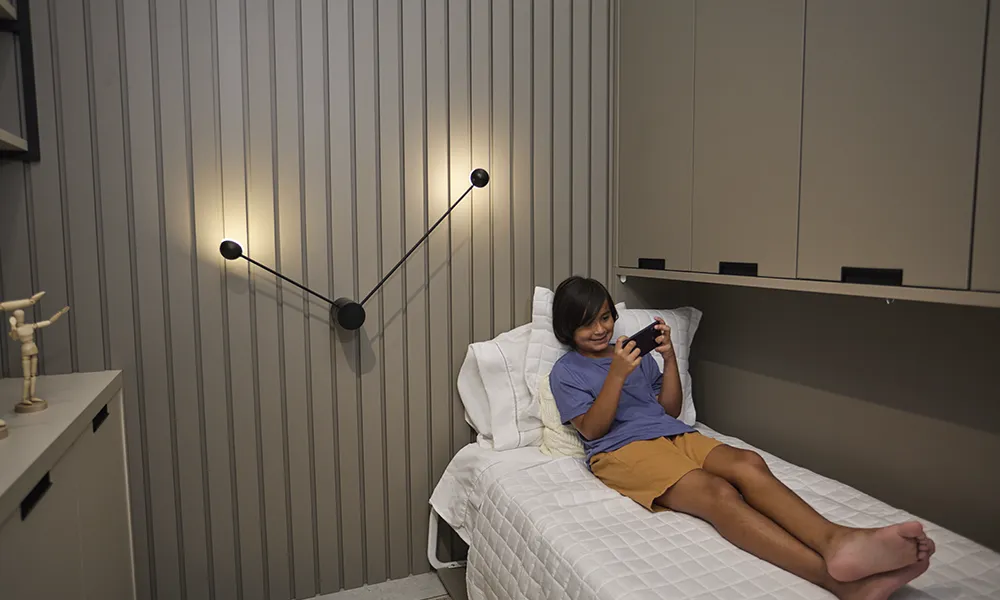 Menino deitado no celular