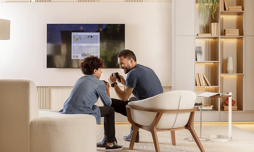 Homem e menino jogando video game