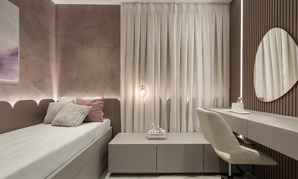 Dormitório com cama de solteiro e mesa de maquiagem com cadeira