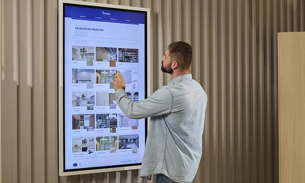 Homem mexendo em totem tecnológico