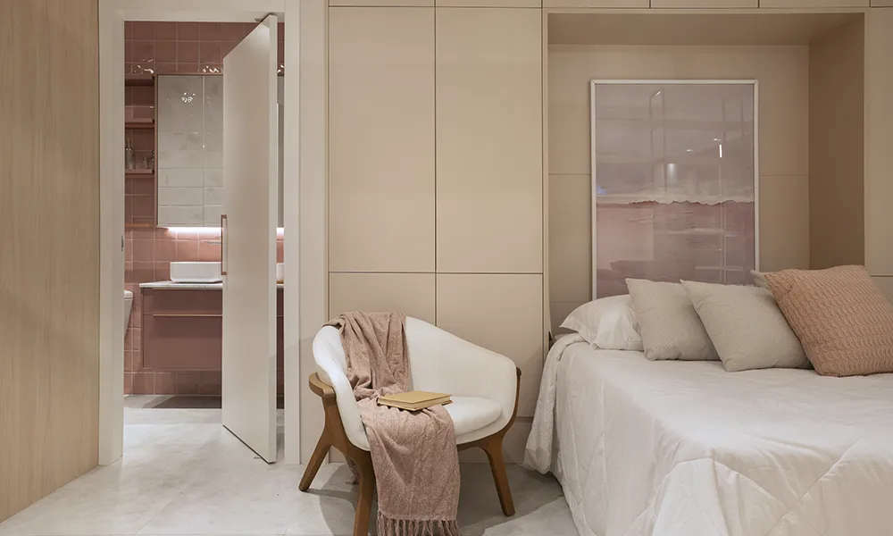 Poltrona branca e cama de casal
