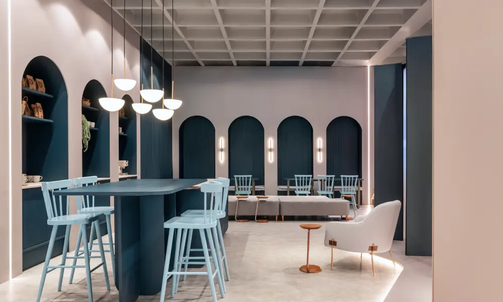 combinação entre tons claros e cores em uma cafeteria