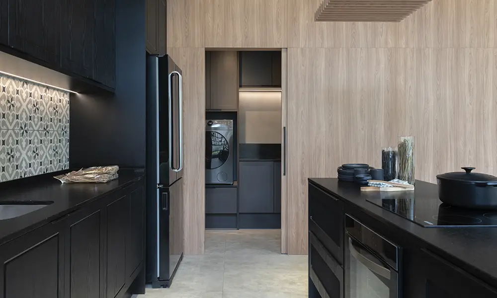 cozinha planejada na cor preta com lavanderia 