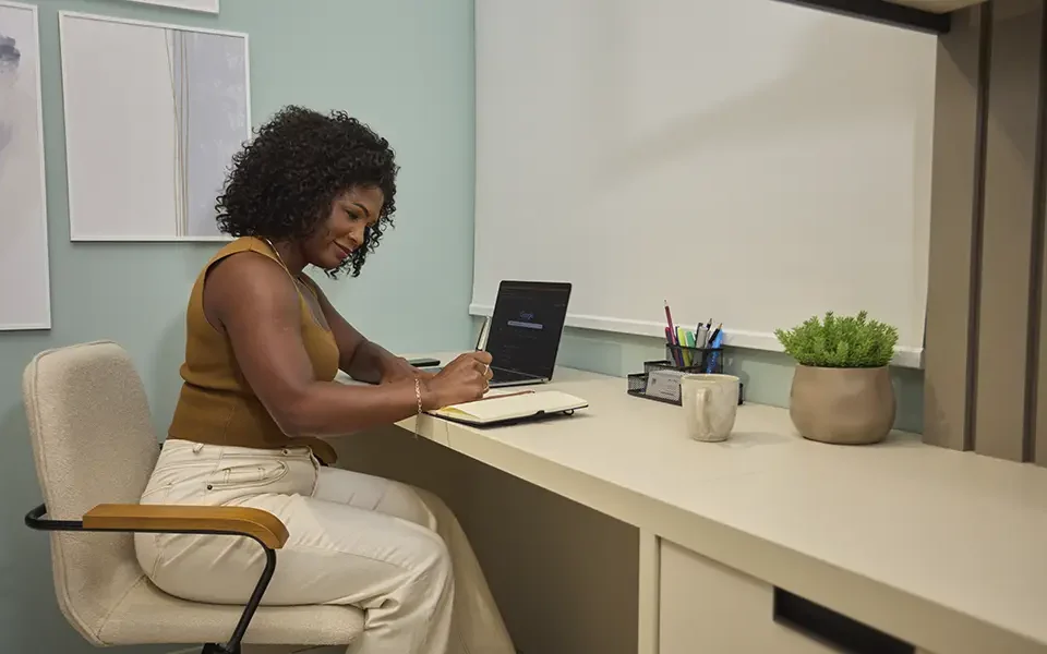 mulher no escritorio planejado