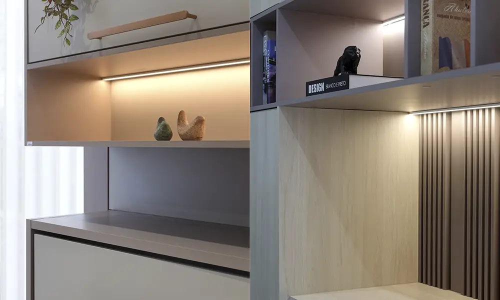 Prateleiras modernas com iluminação LED embutida, destacando objetos decorativos em um design de interiores minimalista.
