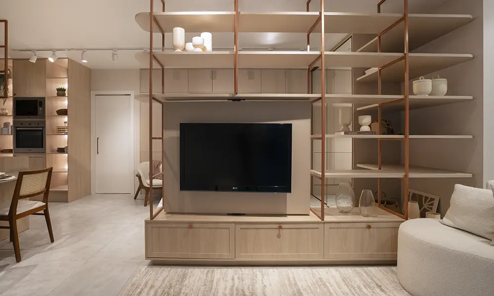 Estante moderna de madeira clara com nichos decorativos e TV integrada em sala de estar minimalista com iluminação aconchegante.